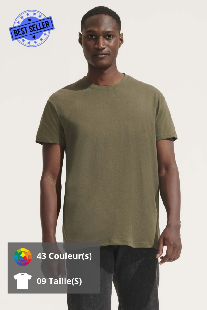 Un t-shirt Sol's REGENT à manches courtes et col rond porté par un mannequin homme