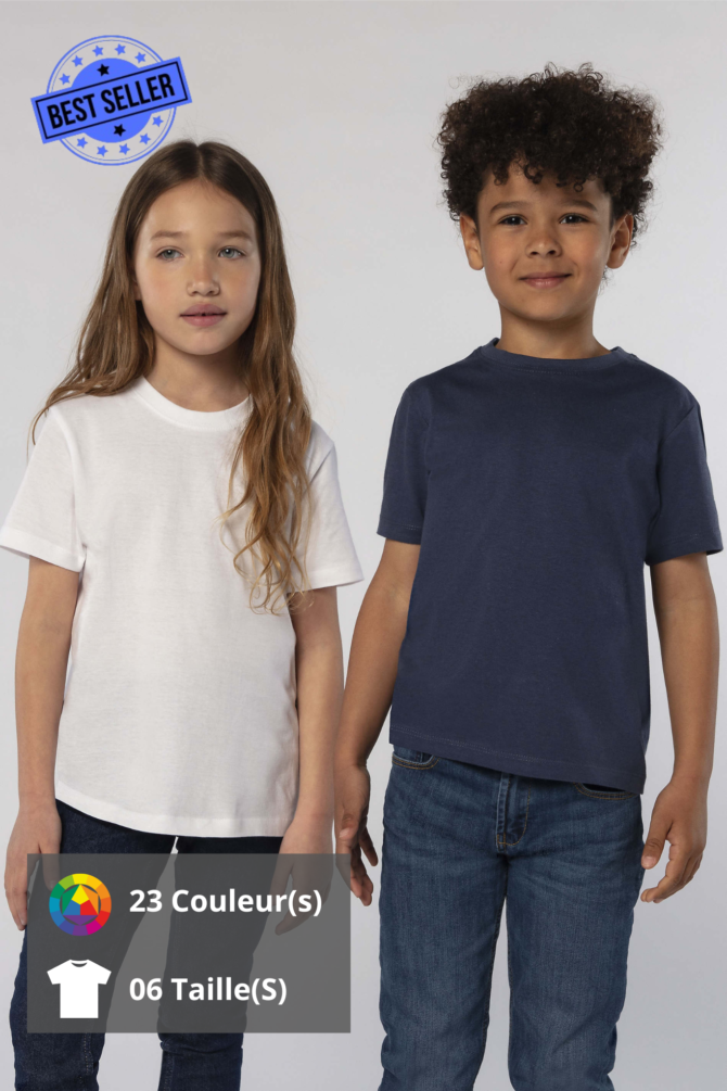 Deux enfants, une fille et un garçon, portent des t-shirts Sol's REGENT. La fille porte un t-shirt blanc, tandis que le garçon porte un t-shirt bleu. Les deux t-shirts sont à manches courtes et à col rond.