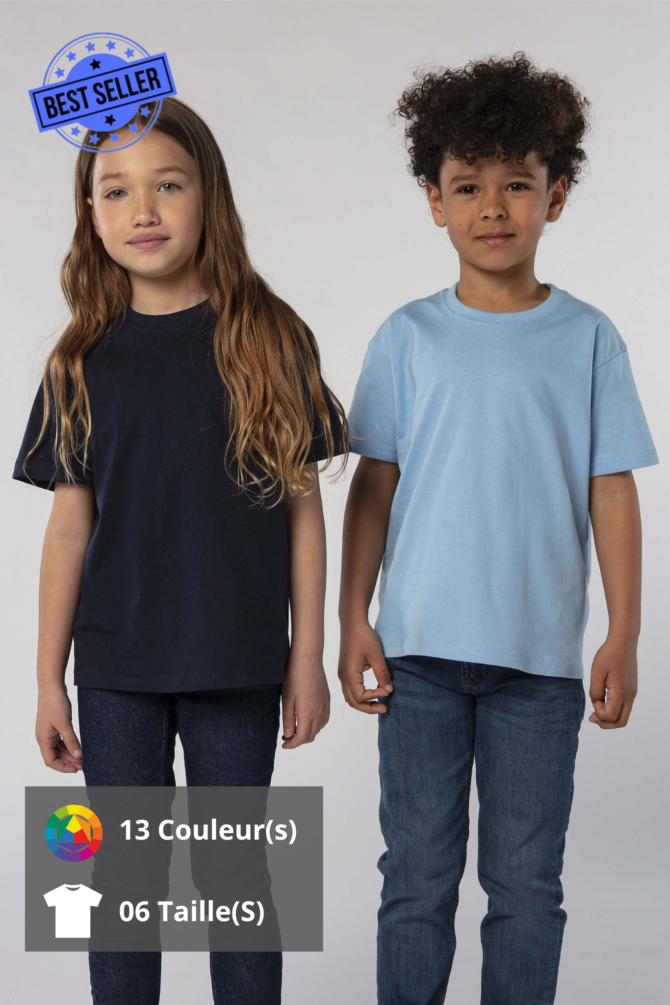 Deux enfants, une fille et un garçon, portent des t-shirts Sol's Imperial. La fille porte un t-shirt noir, tandis que le garçon porte un t-shirt bleu. Les deux t-shirts sont à manches courtes et à col rond.